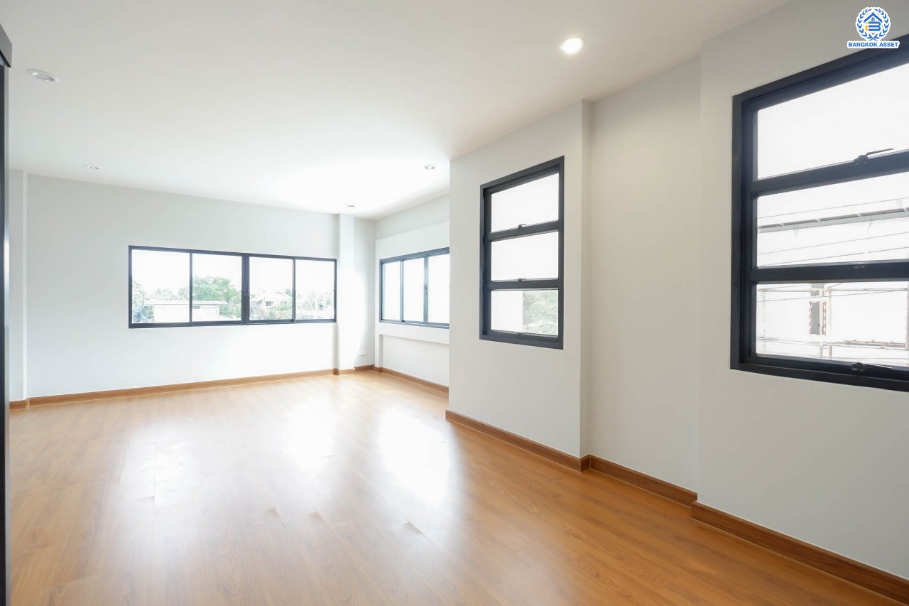 บ้านมือสองตกแต่งใหม่ โครงการ ซอยบรมราชชนนี60 เนื้อที่ 69.3 ตร.ว. พื้นที่ใช้สอย 236 ตร.ม. ฟังก์ชัน 3 ห้องนอน 3 ห้องน้ำ จอดรถได้ 2 คัน บนทำเลเดินทางสะดวก เชื่อมต่อหลายเส้นทาง  ใกล้เซ็นทรัลปิ่นเกล้า และทางคู่ขนานลอยฟ้าบรมราชชนนี